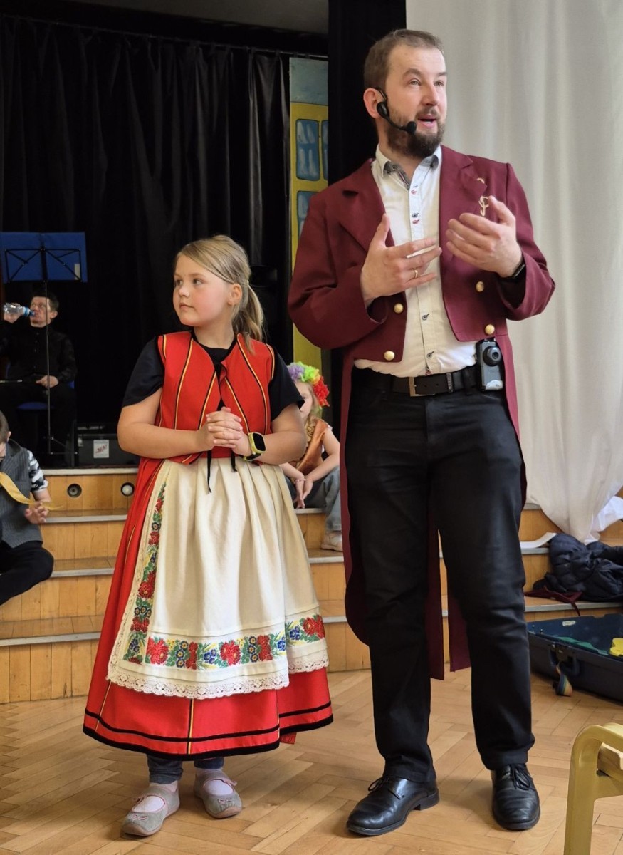 Dziś nasza szkoła na chwilę zamieniła się w scenę pełną świateł, dźwięków i... gwiazdorskiego blasku. Wszystko za sprawą koncertu, podczas którego rozstrzygnęliśmy szkolny konkurs wiedzy muzycznej. Temat przewodni? Życie muzycznej gwiazdy – a nasi uczniowie potraktowali to bardzo serio! Wybrani aktorzy-amatorzy (choć po dzisiejszym dniu to już prawie zawodowcy) wcielili się w rolę słynnego artysty i dali prawdziwy popis nie tylko wokalny. Były piosenki, taniec, emocje, dramat sceniczny i masa dobrej zabawy. Publiczność śpiewała i tańczyła razem z nimi, jak na prawdziwym koncercie. Gdyby ktoś zapytał, co dziś działo się w naszej szkole – odpowiedź jest prosta: muzyka, emocje i zabawa na całego.