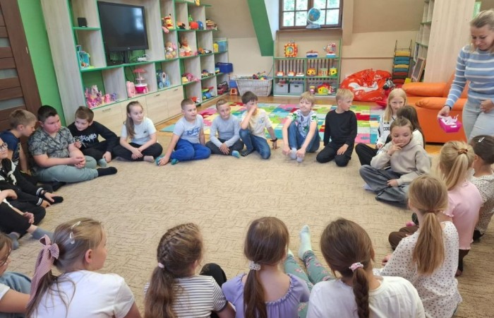 29 maja uczniowie klasy 2a wzięli udział w wycieczce do Biblioteki Publicznej w Pasłęku, gdzie uczestniczyli w ciekawej lekcji bibliotecznej. Pani bibliotekarka przygotowała dla dzieci zajęcia dotyczące lektury „Karolcia”. Uczniowie z dużym zaangażowaniem rozwiązywali łamigłówki, a następnie sprawdzili swoją wiedzę, biorąc udział w teleturnieju. Po części edukacyjnej przyszedł czas na ruch i zabawę. Dzieci uczestniczyły w zawodach w skokach w workach oraz poszukiwały zaginionego koralika Karolci. To był dzień pełen radości, nauki i ciekawych doświadczeń.
