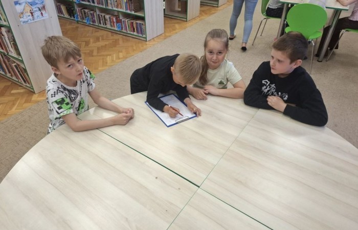 29 maja uczniowie klasy 2a wzięli udział w wycieczce do Biblioteki Publicznej w Pasłęku, gdzie uczestniczyli w ciekawej lekcji bibliotecznej. Pani bibliotekarka przygotowała dla dzieci zajęcia dotyczące lektury „Karolcia”. Uczniowie z dużym zaangażowaniem rozwiązywali łamigłówki, a następnie sprawdzili swoją wiedzę, biorąc udział w teleturnieju. Po części edukacyjnej przyszedł czas na ruch i zabawę. Dzieci uczestniczyły w zawodach w skokach w workach oraz poszukiwały zaginionego koralika Karolci. To był dzień pełen radości, nauki i ciekawych doświadczeń.
