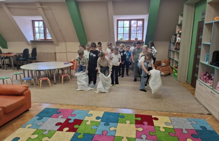 29 maja uczniowie klasy 2a wzięli udział w wycieczce do Biblioteki Publicznej w Pasłęku, gdzie uczestniczyli w ciekawej lekcji bibliotecznej. Pani bibliotekarka przygotowała dla dzieci zajęcia dotyczące lektury „Karolcia”. Uczniowie z dużym zaangażowaniem rozwiązywali łamigłówki, a następnie sprawdzili swoją wiedzę, biorąc udział w teleturnieju. Po części edukacyjnej przyszedł czas na ruch i zabawę. Dzieci uczestniczyły w zawodach w skokach w workach oraz poszukiwały zaginionego koralika Karolci. To był dzień pełen radości, nauki i ciekawych doświadczeń.
