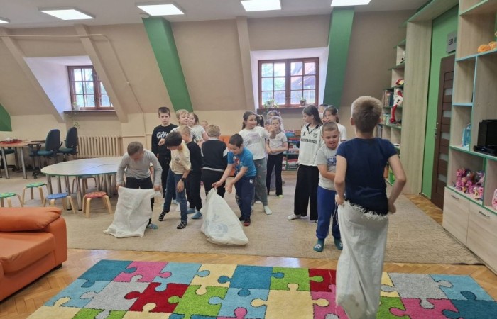 29 maja uczniowie klasy 2a wzięli udział w wycieczce do Biblioteki Publicznej w Pasłęku, gdzie uczestniczyli w ciekawej lekcji bibliotecznej. Pani bibliotekarka przygotowała dla dzieci zajęcia dotyczące lektury „Karolcia”. Uczniowie z dużym zaangażowaniem rozwiązywali łamigłówki, a następnie sprawdzili swoją wiedzę, biorąc udział w teleturnieju. Po części edukacyjnej przyszedł czas na ruch i zabawę. Dzieci uczestniczyły w zawodach w skokach w workach oraz poszukiwały zaginionego koralika Karolci. To był dzień pełen radości, nauki i ciekawych doświadczeń.
