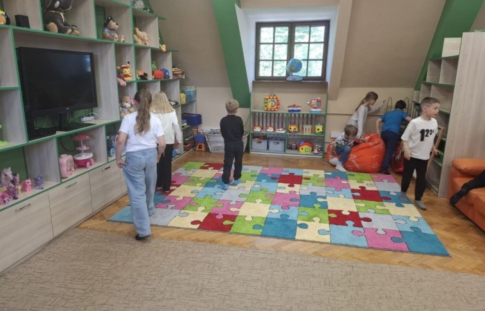 29 maja uczniowie klasy 2a wzięli udział w wycieczce do Biblioteki Publicznej w Pasłęku, gdzie uczestniczyli w ciekawej lekcji bibliotecznej. Pani bibliotekarka przygotowała dla dzieci zajęcia dotyczące lektury „Karolcia”. Uczniowie z dużym zaangażowaniem rozwiązywali łamigłówki, a następnie sprawdzili swoją wiedzę, biorąc udział w teleturnieju. Po części edukacyjnej przyszedł czas na ruch i zabawę. Dzieci uczestniczyły w zawodach w skokach w workach oraz poszukiwały zaginionego koralika Karolci. To był dzień pełen radości, nauki i ciekawych doświadczeń.
