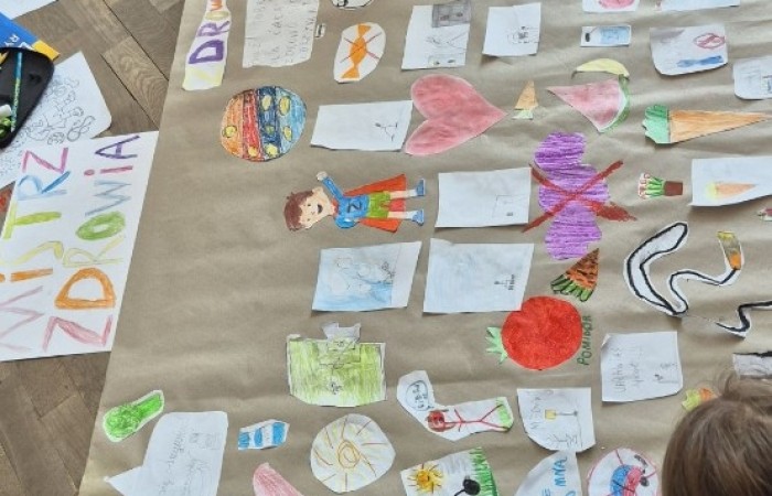 Tegoroczne obchody rozpoczęliśmy twórczo – od przygotowania plakatów „Mistrz zdrowia”. Po tej kreatywnej rozgrzewce przyszedł czas na sportowe emocje. Uroczyste otwarcie było tylko wstępem do licznych atrakcji, które czekały na dzieci na stadionie. Dzięki zaangażowaniu pana Piotra Borysewicza i sportowców z KS Polonia Pasłęk sekcji lekkoatletycznej, uczniowie mogli spróbować swoich sił w biegu przez płotki, rzucie piłeczką oraz torze przeszkód w stylu „Ninja Warrior”. Ogromną atrakcją była również wizyta strażaków z JRG 3 w Pasłęku, którzy zapewnili dzieciom wodno-pianową zabawę. Radość na twarzach uczestników mówiła sama za siebie. Na wszystkich zgłodniałych czekały pyszności, w tym słodka wata cukrowa, serwowana przez Panie z Koła Gospodyń Wiejskich w Borzynowie. Szczególne podziękowania kierujemy do niezastąpionych Rodziców – za wsparcie organizacyjne, opiekę podczas wydarzenia oraz przygotowanie dodatkowych atrakcji: plenerowego studia malowania twarzy i tatuaży. Na zakończenie nikt nie wyszedł z pustymi rękami – niezależnie od wyników konkursów każdy uczeń otrzymał drobny upominek i medal. To wyjątkowe święto pełne radości i zabawy już za nami, więc zaczynamy odliczanie do kolejnego Dnia Dziecka!