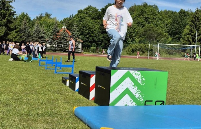 Tegoroczne obchody rozpoczęliśmy twórczo – od przygotowania plakatów „Mistrz zdrowia”. Po tej kreatywnej rozgrzewce przyszedł czas na sportowe emocje. Uroczyste otwarcie było tylko wstępem do licznych atrakcji, które czekały na dzieci na stadionie. Dzięki zaangażowaniu pana Piotra Borysewicza i sportowców z KS Polonia Pasłęk sekcji lekkoatletycznej, uczniowie mogli spróbować swoich sił w biegu przez płotki, rzucie piłeczką oraz torze przeszkód w stylu „Ninja Warrior”. Ogromną atrakcją była również wizyta strażaków z JRG 3 w Pasłęku, którzy zapewnili dzieciom wodno-pianową zabawę. Radość na twarzach uczestników mówiła sama za siebie. Na wszystkich zgłodniałych czekały pyszności, w tym słodka wata cukrowa, serwowana przez Panie z Koła Gospodyń Wiejskich w Borzynowie. Szczególne podziękowania kierujemy do niezastąpionych Rodziców – za wsparcie organizacyjne, opiekę podczas wydarzenia oraz przygotowanie dodatkowych atrakcji: plenerowego studia malowania twarzy i tatuaży. Na zakończenie nikt nie wyszedł z pustymi rękami – niezależnie od wyników konkursów każdy uczeń otrzymał drobny upominek i medal. To wyjątkowe święto pełne radości i zabawy już za nami, więc zaczynamy odliczanie do kolejnego Dnia Dziecka!