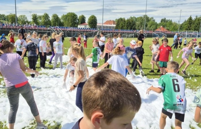 Tegoroczne obchody rozpoczęliśmy twórczo – od przygotowania plakatów „Mistrz zdrowia”. Po tej kreatywnej rozgrzewce przyszedł czas na sportowe emocje. Uroczyste otwarcie było tylko wstępem do licznych atrakcji, które czekały na dzieci na stadionie. Dzięki zaangażowaniu pana Piotra Borysewicza i sportowców z KS Polonia Pasłęk sekcji lekkoatletycznej, uczniowie mogli spróbować swoich sił w biegu przez płotki, rzucie piłeczką oraz torze przeszkód w stylu „Ninja Warrior”. Ogromną atrakcją była również wizyta strażaków z JRG 3 w Pasłęku, którzy zapewnili dzieciom wodno-pianową zabawę. Radość na twarzach uczestników mówiła sama za siebie. Na wszystkich zgłodniałych czekały pyszności, w tym słodka wata cukrowa, serwowana przez Panie z Koła Gospodyń Wiejskich w Borzynowie. Szczególne podziękowania kierujemy do niezastąpionych Rodziców – za wsparcie organizacyjne, opiekę podczas wydarzenia oraz przygotowanie dodatkowych atrakcji: plenerowego studia malowania twarzy i tatuaży. Na zakończenie nikt nie wyszedł z pustymi rękami – niezależnie od wyników konkursów każdy uczeń otrzymał drobny upominek i medal. To wyjątkowe święto pełne radości i zabawy już za nami, więc zaczynamy odliczanie do kolejnego Dnia Dziecka!