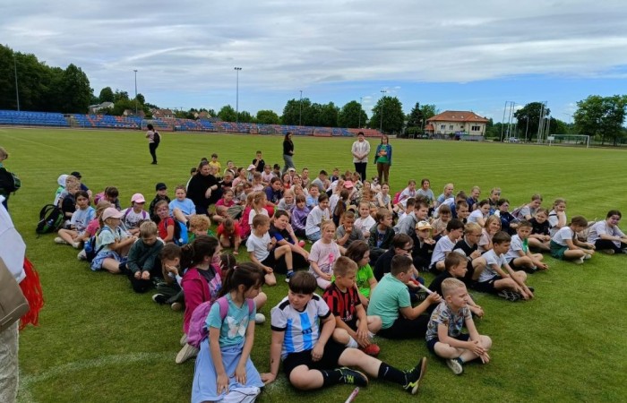 Tegoroczne obchody rozpoczęliśmy twórczo – od przygotowania plakatów „Mistrz zdrowia”. Po tej kreatywnej rozgrzewce przyszedł czas na sportowe emocje. Uroczyste otwarcie było tylko wstępem do licznych atrakcji, które czekały na dzieci na stadionie. Dzięki zaangażowaniu pana Piotra Borysewicza i sportowców z KS Polonia Pasłęk sekcji lekkoatletycznej, uczniowie mogli spróbować swoich sił w biegu przez płotki, rzucie piłeczką oraz torze przeszkód w stylu „Ninja Warrior”. Ogromną atrakcją była również wizyta strażaków z JRG 3 w Pasłęku, którzy zapewnili dzieciom wodno-pianową zabawę. Radość na twarzach uczestników mówiła sama za siebie. Na wszystkich zgłodniałych czekały pyszności, w tym słodka wata cukrowa, serwowana przez Panie z Koła Gospodyń Wiejskich w Borzynowie. Szczególne podziękowania kierujemy do niezastąpionych Rodziców – za wsparcie organizacyjne, opiekę podczas wydarzenia oraz przygotowanie dodatkowych atrakcji: plenerowego studia malowania twarzy i tatuaży. Na zakończenie nikt nie wyszedł z pustymi rękami – niezależnie od wyników konkursów każdy uczeń otrzymał drobny upominek i medal. To wyjątkowe święto pełne radości i zabawy już za nami, więc zaczynamy odliczanie do kolejnego Dnia Dziecka!