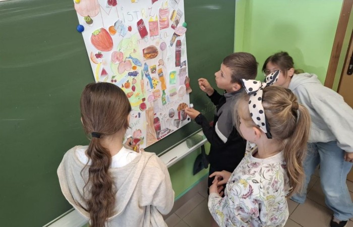 Tegoroczne obchody rozpoczęliśmy twórczo – od przygotowania plakatów „Mistrz zdrowia”. Po tej kreatywnej rozgrzewce przyszedł czas na sportowe emocje. Uroczyste otwarcie było tylko wstępem do licznych atrakcji, które czekały na dzieci na stadionie. Dzięki zaangażowaniu pana Piotra Borysewicza i sportowców z KS Polonia Pasłęk sekcji lekkoatletycznej, uczniowie mogli spróbować swoich sił w biegu przez płotki, rzucie piłeczką oraz torze przeszkód w stylu „Ninja Warrior”. Ogromną atrakcją była również wizyta strażaków z JRG 3 w Pasłęku, którzy zapewnili dzieciom wodno-pianową zabawę. Radość na twarzach uczestników mówiła sama za siebie. Na wszystkich zgłodniałych czekały pyszności, w tym słodka wata cukrowa, serwowana przez Panie z Koła Gospodyń Wiejskich w Borzynowie. Szczególne podziękowania kierujemy do niezastąpionych Rodziców – za wsparcie organizacyjne, opiekę podczas wydarzenia oraz przygotowanie dodatkowych atrakcji: plenerowego studia malowania twarzy i tatuaży. Na zakończenie nikt nie wyszedł z pustymi rękami – niezależnie od wyników konkursów każdy uczeń otrzymał drobny upominek i medal. To wyjątkowe święto pełne radości i zabawy już za nami, więc zaczynamy odliczanie do kolejnego Dnia Dziecka!