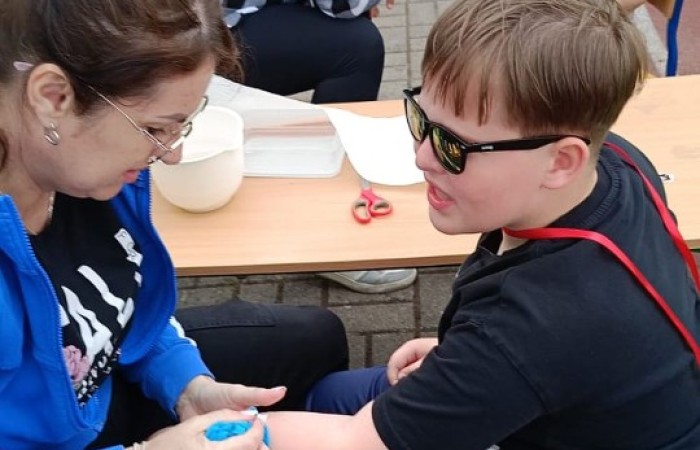 Tegoroczne obchody rozpoczęliśmy twórczo – od przygotowania plakatów „Mistrz zdrowia”. Po tej kreatywnej rozgrzewce przyszedł czas na sportowe emocje. Uroczyste otwarcie było tylko wstępem do licznych atrakcji, które czekały na dzieci na stadionie. Dzięki zaangażowaniu pana Piotra Borysewicza i sportowców z KS Polonia Pasłęk sekcji lekkoatletycznej, uczniowie mogli spróbować swoich sił w biegu przez płotki, rzucie piłeczką oraz torze przeszkód w stylu „Ninja Warrior”. Ogromną atrakcją była również wizyta strażaków z JRG 3 w Pasłęku, którzy zapewnili dzieciom wodno-pianową zabawę. Radość na twarzach uczestników mówiła sama za siebie. Na wszystkich zgłodniałych czekały pyszności, w tym słodka wata cukrowa, serwowana przez Panie z Koła Gospodyń Wiejskich w Borzynowie. Szczególne podziękowania kierujemy do niezastąpionych Rodziców – za wsparcie organizacyjne, opiekę podczas wydarzenia oraz przygotowanie dodatkowych atrakcji: plenerowego studia malowania twarzy i tatuaży. Na zakończenie nikt nie wyszedł z pustymi rękami – niezależnie od wyników konkursów każdy uczeń otrzymał drobny upominek i medal. To wyjątkowe święto pełne radości i zabawy już za nami, więc zaczynamy odliczanie do kolejnego Dnia Dziecka!