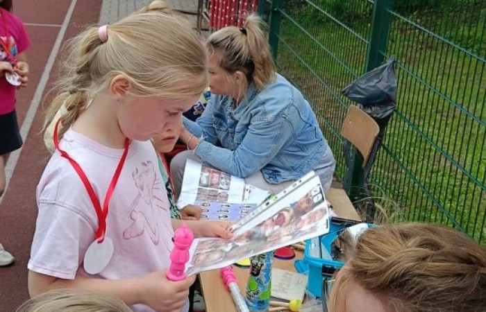 Tegoroczne obchody rozpoczęliśmy twórczo – od przygotowania plakatów „Mistrz zdrowia”. Po tej kreatywnej rozgrzewce przyszedł czas na sportowe emocje. Uroczyste otwarcie było tylko wstępem do licznych atrakcji, które czekały na dzieci na stadionie. Dzięki zaangażowaniu pana Piotra Borysewicza i sportowców z KS Polonia Pasłęk sekcji lekkoatletycznej, uczniowie mogli spróbować swoich sił w biegu przez płotki, rzucie piłeczką oraz torze przeszkód w stylu „Ninja Warrior”. Ogromną atrakcją była również wizyta strażaków z JRG 3 w Pasłęku, którzy zapewnili dzieciom wodno-pianową zabawę. Radość na twarzach uczestników mówiła sama za siebie. Na wszystkich zgłodniałych czekały pyszności, w tym słodka wata cukrowa, serwowana przez Panie z Koła Gospodyń Wiejskich w Borzynowie. Szczególne podziękowania kierujemy do niezastąpionych Rodziców – za wsparcie organizacyjne, opiekę podczas wydarzenia oraz przygotowanie dodatkowych atrakcji: plenerowego studia malowania twarzy i tatuaży. Na zakończenie nikt nie wyszedł z pustymi rękami – niezależnie od wyników konkursów każdy uczeń otrzymał drobny upominek i medal. To wyjątkowe święto pełne radości i zabawy już za nami, więc zaczynamy odliczanie do kolejnego Dnia Dziecka!