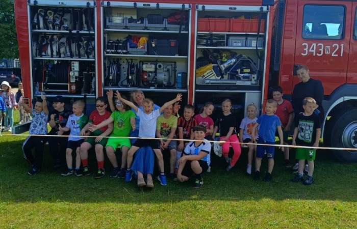 Tegoroczne obchody rozpoczęliśmy twórczo – od przygotowania plakatów „Mistrz zdrowia”. Po tej kreatywnej rozgrzewce przyszedł czas na sportowe emocje. Uroczyste otwarcie było tylko wstępem do licznych atrakcji, które czekały na dzieci na stadionie. Dzięki zaangażowaniu pana Piotra Borysewicza i sportowców z KS Polonia Pasłęk sekcji lekkoatletycznej, uczniowie mogli spróbować swoich sił w biegu przez płotki, rzucie piłeczką oraz torze przeszkód w stylu „Ninja Warrior”. Ogromną atrakcją była również wizyta strażaków z JRG 3 w Pasłęku, którzy zapewnili dzieciom wodno-pianową zabawę. Radość na twarzach uczestników mówiła sama za siebie. Na wszystkich zgłodniałych czekały pyszności, w tym słodka wata cukrowa, serwowana przez Panie z Koła Gospodyń Wiejskich w Borzynowie. Szczególne podziękowania kierujemy do niezastąpionych Rodziców – za wsparcie organizacyjne, opiekę podczas wydarzenia oraz przygotowanie dodatkowych atrakcji: plenerowego studia malowania twarzy i tatuaży. Na zakończenie nikt nie wyszedł z pustymi rękami – niezależnie od wyników konkursów każdy uczeń otrzymał drobny upominek i medal. To wyjątkowe święto pełne radości i zabawy już za nami, więc zaczynamy odliczanie do kolejnego Dnia Dziecka!