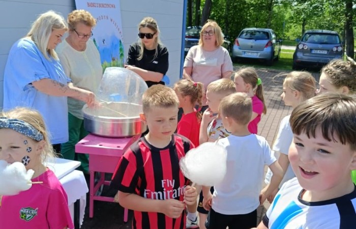 Tegoroczne obchody rozpoczęliśmy twórczo – od przygotowania plakatów „Mistrz zdrowia”. Po tej kreatywnej rozgrzewce przyszedł czas na sportowe emocje. Uroczyste otwarcie było tylko wstępem do licznych atrakcji, które czekały na dzieci na stadionie. Dzięki zaangażowaniu pana Piotra Borysewicza i sportowców z KS Polonia Pasłęk sekcji lekkoatletycznej, uczniowie mogli spróbować swoich sił w biegu przez płotki, rzucie piłeczką oraz torze przeszkód w stylu „Ninja Warrior”. Ogromną atrakcją była również wizyta strażaków z JRG 3 w Pasłęku, którzy zapewnili dzieciom wodno-pianową zabawę. Radość na twarzach uczestników mówiła sama za siebie. Na wszystkich zgłodniałych czekały pyszności, w tym słodka wata cukrowa, serwowana przez Panie z Koła Gospodyń Wiejskich w Borzynowie. Szczególne podziękowania kierujemy do niezastąpionych Rodziców – za wsparcie organizacyjne, opiekę podczas wydarzenia oraz przygotowanie dodatkowych atrakcji: plenerowego studia malowania twarzy i tatuaży. Na zakończenie nikt nie wyszedł z pustymi rękami – niezależnie od wyników konkursów każdy uczeń otrzymał drobny upominek i medal. To wyjątkowe święto pełne radości i zabawy już za nami, więc zaczynamy odliczanie do kolejnego Dnia Dziecka!