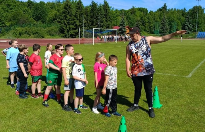 Tegoroczne obchody rozpoczęliśmy twórczo – od przygotowania plakatów „Mistrz zdrowia”. Po tej kreatywnej rozgrzewce przyszedł czas na sportowe emocje. Uroczyste otwarcie było tylko wstępem do licznych atrakcji, które czekały na dzieci na stadionie. Dzięki zaangażowaniu pana Piotra Borysewicza i sportowców z KS Polonia Pasłęk sekcji lekkoatletycznej, uczniowie mogli spróbować swoich sił w biegu przez płotki, rzucie piłeczką oraz torze przeszkód w stylu „Ninja Warrior”. Ogromną atrakcją była również wizyta strażaków z JRG 3 w Pasłęku, którzy zapewnili dzieciom wodno-pianową zabawę. Radość na twarzach uczestników mówiła sama za siebie. Na wszystkich zgłodniałych czekały pyszności, w tym słodka wata cukrowa, serwowana przez Panie z Koła Gospodyń Wiejskich w Borzynowie. Szczególne podziękowania kierujemy do niezastąpionych Rodziców – za wsparcie organizacyjne, opiekę podczas wydarzenia oraz przygotowanie dodatkowych atrakcji: plenerowego studia malowania twarzy i tatuaży. Na zakończenie nikt nie wyszedł z pustymi rękami – niezależnie od wyników konkursów każdy uczeń otrzymał drobny upominek i medal. To wyjątkowe święto pełne radości i zabawy już za nami, więc zaczynamy odliczanie do kolejnego Dnia Dziecka!