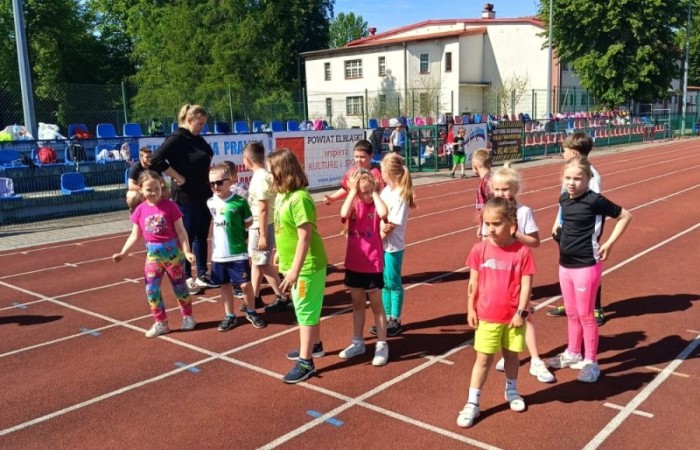 Tegoroczne obchody rozpoczęliśmy twórczo – od przygotowania plakatów „Mistrz zdrowia”. Po tej kreatywnej rozgrzewce przyszedł czas na sportowe emocje. Uroczyste otwarcie było tylko wstępem do licznych atrakcji, które czekały na dzieci na stadionie. Dzięki zaangażowaniu pana Piotra Borysewicza i sportowców z KS Polonia Pasłęk sekcji lekkoatletycznej, uczniowie mogli spróbować swoich sił w biegu przez płotki, rzucie piłeczką oraz torze przeszkód w stylu „Ninja Warrior”. Ogromną atrakcją była również wizyta strażaków z JRG 3 w Pasłęku, którzy zapewnili dzieciom wodno-pianową zabawę. Radość na twarzach uczestników mówiła sama za siebie. Na wszystkich zgłodniałych czekały pyszności, w tym słodka wata cukrowa, serwowana przez Panie z Koła Gospodyń Wiejskich w Borzynowie. Szczególne podziękowania kierujemy do niezastąpionych Rodziców – za wsparcie organizacyjne, opiekę podczas wydarzenia oraz przygotowanie dodatkowych atrakcji: plenerowego studia malowania twarzy i tatuaży. Na zakończenie nikt nie wyszedł z pustymi rękami – niezależnie od wyników konkursów każdy uczeń otrzymał drobny upominek i medal. To wyjątkowe święto pełne radości i zabawy już za nami, więc zaczynamy odliczanie do kolejnego Dnia Dziecka!