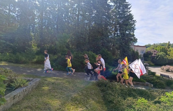 Tegoroczne obchody rozpoczęliśmy twórczo – od przygotowania plakatów „Mistrz zdrowia”. Po tej kreatywnej rozgrzewce przyszedł czas na sportowe emocje. Uroczyste otwarcie było tylko wstępem do licznych atrakcji, które czekały na dzieci na stadionie. Dzięki zaangażowaniu pana Piotra Borysewicza i sportowców z KS Polonia Pasłęk sekcji lekkoatletycznej, uczniowie mogli spróbować swoich sił w biegu przez płotki, rzucie piłeczką oraz torze przeszkód w stylu „Ninja Warrior”. Ogromną atrakcją była również wizyta strażaków z JRG 3 w Pasłęku, którzy zapewnili dzieciom wodno-pianową zabawę. Radość na twarzach uczestników mówiła sama za siebie. Na wszystkich zgłodniałych czekały pyszności, w tym słodka wata cukrowa, serwowana przez Panie z Koła Gospodyń Wiejskich w Borzynowie. Szczególne podziękowania kierujemy do niezastąpionych Rodziców – za wsparcie organizacyjne, opiekę podczas wydarzenia oraz przygotowanie dodatkowych atrakcji: plenerowego studia malowania twarzy i tatuaży. Na zakończenie nikt nie wyszedł z pustymi rękami – niezależnie od wyników konkursów każdy uczeń otrzymał drobny upominek i medal. To wyjątkowe święto pełne radości i zabawy już za nami, więc zaczynamy odliczanie do kolejnego Dnia Dziecka!