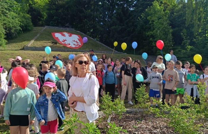 Tegoroczne obchody rozpoczęliśmy twórczo – od przygotowania plakatów „Mistrz zdrowia”. Po tej kreatywnej rozgrzewce przyszedł czas na sportowe emocje. Uroczyste otwarcie było tylko wstępem do licznych atrakcji, które czekały na dzieci na stadionie. Dzięki zaangażowaniu pana Piotra Borysewicza i sportowców z KS Polonia Pasłęk sekcji lekkoatletycznej, uczniowie mogli spróbować swoich sił w biegu przez płotki, rzucie piłeczką oraz torze przeszkód w stylu „Ninja Warrior”. Ogromną atrakcją była również wizyta strażaków z JRG 3 w Pasłęku, którzy zapewnili dzieciom wodno-pianową zabawę. Radość na twarzach uczestników mówiła sama za siebie. Na wszystkich zgłodniałych czekały pyszności, w tym słodka wata cukrowa, serwowana przez Panie z Koła Gospodyń Wiejskich w Borzynowie. Szczególne podziękowania kierujemy do niezastąpionych Rodziców – za wsparcie organizacyjne, opiekę podczas wydarzenia oraz przygotowanie dodatkowych atrakcji: plenerowego studia malowania twarzy i tatuaży. Na zakończenie nikt nie wyszedł z pustymi rękami – niezależnie od wyników konkursów każdy uczeń otrzymał drobny upominek i medal. To wyjątkowe święto pełne radości i zabawy już za nami, więc zaczynamy odliczanie do kolejnego Dnia Dziecka!