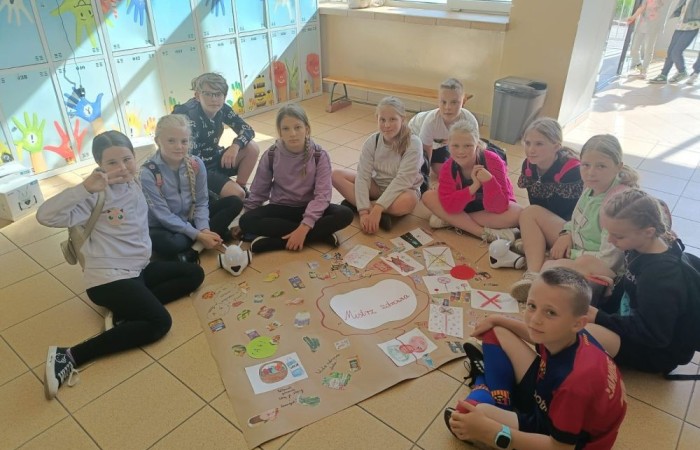 Tegoroczne obchody rozpoczęliśmy twórczo – od przygotowania plakatów „Mistrz zdrowia”. Po tej kreatywnej rozgrzewce przyszedł czas na sportowe emocje. Uroczyste otwarcie było tylko wstępem do licznych atrakcji, które czekały na dzieci na stadionie. Dzięki zaangażowaniu pana Piotra Borysewicza i sportowców z KS Polonia Pasłęk sekcji lekkoatletycznej, uczniowie mogli spróbować swoich sił w biegu przez płotki, rzucie piłeczką oraz torze przeszkód w stylu „Ninja Warrior”. Ogromną atrakcją była również wizyta strażaków z JRG 3 w Pasłęku, którzy zapewnili dzieciom wodno-pianową zabawę. Radość na twarzach uczestników mówiła sama za siebie. Na wszystkich zgłodniałych czekały pyszności, w tym słodka wata cukrowa, serwowana przez Panie z Koła Gospodyń Wiejskich w Borzynowie. Szczególne podziękowania kierujemy do niezastąpionych Rodziców – za wsparcie organizacyjne, opiekę podczas wydarzenia oraz przygotowanie dodatkowych atrakcji: plenerowego studia malowania twarzy i tatuaży. Na zakończenie nikt nie wyszedł z pustymi rękami – niezależnie od wyników konkursów każdy uczeń otrzymał drobny upominek i medal. To wyjątkowe święto pełne radości i zabawy już za nami, więc zaczynamy odliczanie do kolejnego Dnia Dziecka!