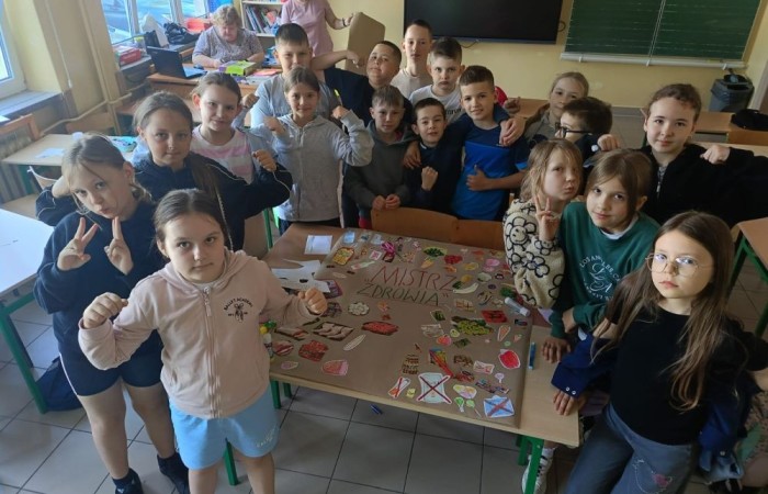 Tegoroczne obchody rozpoczęliśmy twórczo – od przygotowania plakatów „Mistrz zdrowia”. Po tej kreatywnej rozgrzewce przyszedł czas na sportowe emocje. Uroczyste otwarcie było tylko wstępem do licznych atrakcji, które czekały na dzieci na stadionie. Dzięki zaangażowaniu pana Piotra Borysewicza i sportowców z KS Polonia Pasłęk sekcji lekkoatletycznej, uczniowie mogli spróbować swoich sił w biegu przez płotki, rzucie piłeczką oraz torze przeszkód w stylu „Ninja Warrior”. Ogromną atrakcją była również wizyta strażaków z JRG 3 w Pasłęku, którzy zapewnili dzieciom wodno-pianową zabawę. Radość na twarzach uczestników mówiła sama za siebie. Na wszystkich zgłodniałych czekały pyszności, w tym słodka wata cukrowa, serwowana przez Panie z Koła Gospodyń Wiejskich w Borzynowie. Szczególne podziękowania kierujemy do niezastąpionych Rodziców – za wsparcie organizacyjne, opiekę podczas wydarzenia oraz przygotowanie dodatkowych atrakcji: plenerowego studia malowania twarzy i tatuaży. Na zakończenie nikt nie wyszedł z pustymi rękami – niezależnie od wyników konkursów każdy uczeń otrzymał drobny upominek i medal. To wyjątkowe święto pełne radości i zabawy już za nami, więc zaczynamy odliczanie do kolejnego Dnia Dziecka!