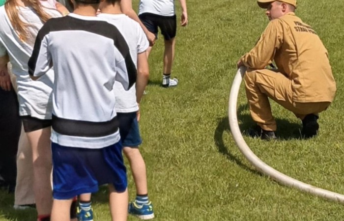 Tegoroczne obchody rozpoczęliśmy twórczo – od przygotowania plakatów „Mistrz zdrowia”. Po tej kreatywnej rozgrzewce przyszedł czas na sportowe emocje. Uroczyste otwarcie było tylko wstępem do licznych atrakcji, które czekały na dzieci na stadionie. Dzięki zaangażowaniu pana Piotra Borysewicza i sportowców z KS Polonia Pasłęk sekcji lekkoatletycznej, uczniowie mogli spróbować swoich sił w biegu przez płotki, rzucie piłeczką oraz torze przeszkód w stylu „Ninja Warrior”. Ogromną atrakcją była również wizyta strażaków z JRG 3 w Pasłęku, którzy zapewnili dzieciom wodno-pianową zabawę. Radość na twarzach uczestników mówiła sama za siebie. Na wszystkich zgłodniałych czekały pyszności, w tym słodka wata cukrowa, serwowana przez Panie z Koła Gospodyń Wiejskich w Borzynowie. Szczególne podziękowania kierujemy do niezastąpionych Rodziców – za wsparcie organizacyjne, opiekę podczas wydarzenia oraz przygotowanie dodatkowych atrakcji: plenerowego studia malowania twarzy i tatuaży. Na zakończenie nikt nie wyszedł z pustymi rękami – niezależnie od wyników konkursów każdy uczeń otrzymał drobny upominek i medal. To wyjątkowe święto pełne radości i zabawy już za nami, więc zaczynamy odliczanie do kolejnego Dnia Dziecka!