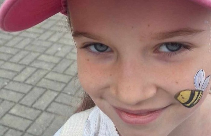 Tegoroczne obchody rozpoczęliśmy twórczo – od przygotowania plakatów „Mistrz zdrowia”. Po tej kreatywnej rozgrzewce przyszedł czas na sportowe emocje. Uroczyste otwarcie było tylko wstępem do licznych atrakcji, które czekały na dzieci na stadionie. Dzięki zaangażowaniu pana Piotra Borysewicza i sportowców z KS Polonia Pasłęk sekcji lekkoatletycznej, uczniowie mogli spróbować swoich sił w biegu przez płotki, rzucie piłeczką oraz torze przeszkód w stylu „Ninja Warrior”. Ogromną atrakcją była również wizyta strażaków z JRG 3 w Pasłęku, którzy zapewnili dzieciom wodno-pianową zabawę. Radość na twarzach uczestników mówiła sama za siebie. Na wszystkich zgłodniałych czekały pyszności, w tym słodka wata cukrowa, serwowana przez Panie z Koła Gospodyń Wiejskich w Borzynowie. Szczególne podziękowania kierujemy do niezastąpionych Rodziców – za wsparcie organizacyjne, opiekę podczas wydarzenia oraz przygotowanie dodatkowych atrakcji: plenerowego studia malowania twarzy i tatuaży. Na zakończenie nikt nie wyszedł z pustymi rękami – niezależnie od wyników konkursów każdy uczeń otrzymał drobny upominek i medal. To wyjątkowe święto pełne radości i zabawy już za nami, więc zaczynamy odliczanie do kolejnego Dnia Dziecka!