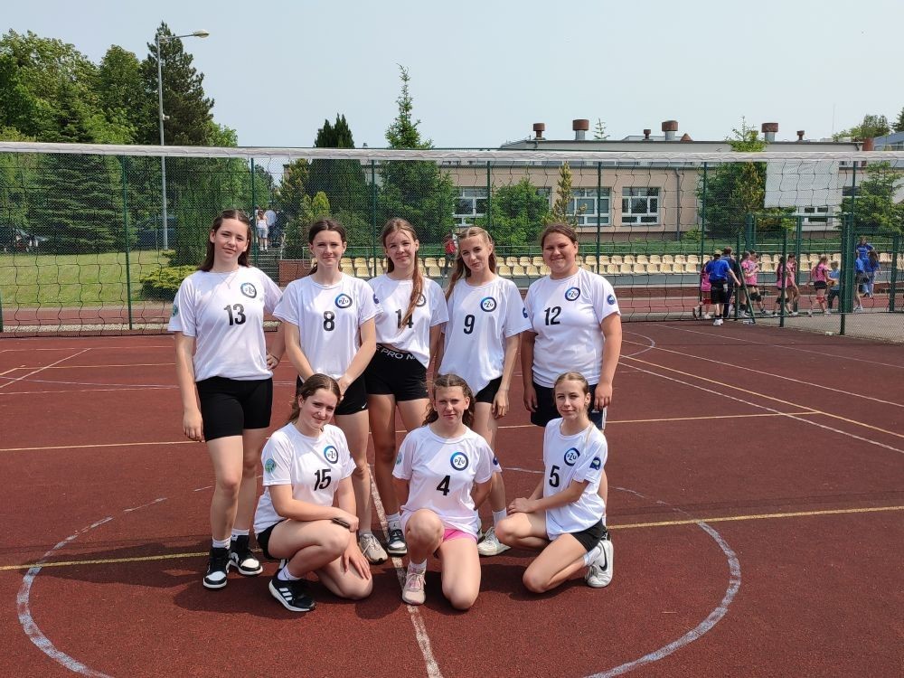 4 czerwca 2025r na zaproszenie Dyrektora ZSEiT w Pasłęku przy ul. Wojska
Polskiego 36, w nowo wybudowanej hali sportowo-widowiskowej, odbył się Turniej
Piłki Siatkowej Dziewcząt szkół podstawowych z powiatu elbląskiego.
Wzięła w nim udział także drużyna dziewcząt naszej szkoły, a także Sp Młynary,
SP Godkowo, Sp 1 Pasłęk, SP 3 Pasłęk. Po rozegraniu czterech meczów ( 2 zwycięstwa i 2 przegrane) nasze dziewczęta
zajęły ostatecznie czwarte miejsce. Nagrodą był pamiątkowy dyplom oraz piłka siatkowa. Dziewczęta wystąpiły w składzie:
Michalina Bejmert 7b, Anna Demczak 7b, Lena Gromala 7b, Hanna Kalinowska 7b,
Zuzanna Sokołowska 7b, Ewa Żukowska 7b, Martyna Sułkowska 7a, Lidia Szuniewicz 7a.