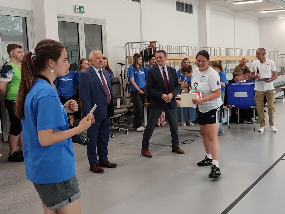 4 czerwca 2025r na zaproszenie Dyrektora ZSEiT w Pasłęku przy ul. Wojska
Polskiego 36, w nowo wybudowanej hali sportowo-widowiskowej, odbył się Turniej
Piłki Siatkowej Dziewcząt szkół podstawowych z powiatu elbląskiego.
Wzięła w nim udział także drużyna dziewcząt naszej szkoły, a także Sp Młynary,
SP Godkowo, Sp 1 Pasłęk, SP 3 Pasłęk. Po rozegraniu czterech meczów ( 2 zwycięstwa i 2 przegrane) nasze dziewczęta
zajęły ostatecznie czwarte miejsce. Nagrodą był pamiątkowy dyplom oraz piłka siatkowa. Dziewczęta wystąpiły w składzie:
Michalina Bejmert 7b, Anna Demczak 7b, Lena Gromala 7b, Hanna Kalinowska 7b,
Zuzanna Sokołowska 7b, Ewa Żukowska 7b, Martyna Sułkowska 7a, Lidia Szuniewicz 7a.
