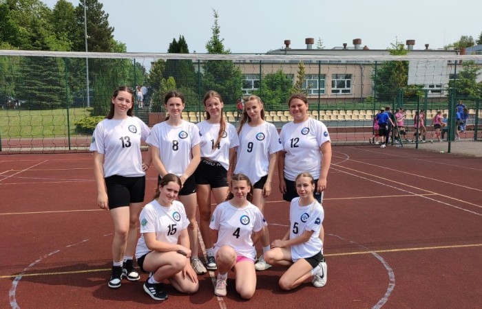 4 czerwca 2025r na zaproszenie Dyrektora ZSEiT w Pasłęku przy ul. Wojska
Polskiego 36, w nowo wybudowanej hali sportowo-widowiskowej, odbył się Turniej
Piłki Siatkowej Dziewcząt szkół podstawowych z powiatu elbląskiego.
Wzięła w nim udział także drużyna dziewcząt naszej szkoły, a także Sp Młynary,
SP Godkowo, Sp 1 Pasłęk, SP 3 Pasłęk. Po rozegraniu czterech meczów ( 2 zwycięstwa i 2 przegrane) nasze dziewczęta
zajęły ostatecznie czwarte miejsce. Nagrodą był pamiątkowy dyplom oraz piłka siatkowa. Dziewczęta wystąpiły w składzie:
Michalina Bejmert 7b, Anna Demczak 7b, Lena Gromala 7b, Hanna Kalinowska 7b,
Zuzanna Sokołowska 7b, Ewa Żukowska 7b, Martyna Sułkowska 7a, Lidia Szuniewicz 7a.