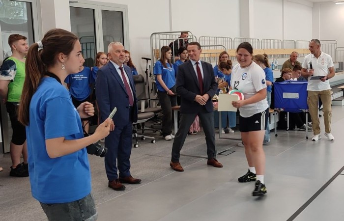 4 czerwca 2025r na zaproszenie Dyrektora ZSEiT w Pasłęku przy ul. Wojska
Polskiego 36, w nowo wybudowanej hali sportowo-widowiskowej, odbył się Turniej
Piłki Siatkowej Dziewcząt szkół podstawowych z powiatu elbląskiego.
Wzięła w nim udział także drużyna dziewcząt naszej szkoły, a także Sp Młynary,
SP Godkowo, Sp 1 Pasłęk, SP 3 Pasłęk. Po rozegraniu czterech meczów ( 2 zwycięstwa i 2 przegrane) nasze dziewczęta
zajęły ostatecznie czwarte miejsce. Nagrodą był pamiątkowy dyplom oraz piłka siatkowa. Dziewczęta wystąpiły w składzie:
Michalina Bejmert 7b, Anna Demczak 7b, Lena Gromala 7b, Hanna Kalinowska 7b,
Zuzanna Sokołowska 7b, Ewa Żukowska 7b, Martyna Sułkowska 7a, Lidia Szuniewicz 7a.