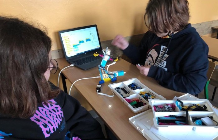Uczniowie klasy 7 uczestniczą w zajęciach dodatkowych z programowania i robotyki, na których zdobywają kolejne umiejętności i wiedzę w zakresie podstaw konstruowania maszyn i robotyki. Poznają zasady działania robotów dzięki zestawu konstrukcyjnego Lego Spike Prime.

       Szczególną zaletą tych zestawów, którą dostrzegają uczniowie,  jest połączenie znanych i lubianych klocków LEGO z nowoczesnymi czujnikami i silnikami, których montaż i programowanie przy pomocy tabletów stanowi wspaniałą zabawę. Nauka przez zabawę jest przyjemna i skuteczna, a co najważniejsze pokazuje, że zdobywanie wiedzy to pasjonująca przygoda.