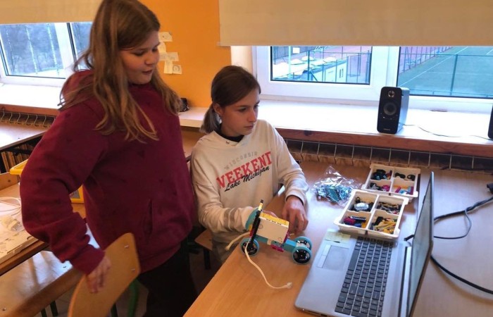 Uczniowie klasy 7 uczestniczą w zajęciach dodatkowych z programowania i robotyki, na których zdobywają kolejne umiejętności i wiedzę w zakresie podstaw konstruowania maszyn i robotyki. Poznają zasady działania robotów dzięki zestawu konstrukcyjnego Lego Spike Prime.

       Szczególną zaletą tych zestawów, którą dostrzegają uczniowie,  jest połączenie znanych i lubianych klocków LEGO z nowoczesnymi czujnikami i silnikami, których montaż i programowanie przy pomocy tabletów stanowi wspaniałą zabawę. Nauka przez zabawę jest przyjemna i skuteczna, a co najważniejsze pokazuje, że zdobywanie wiedzy to pasjonująca przygoda.