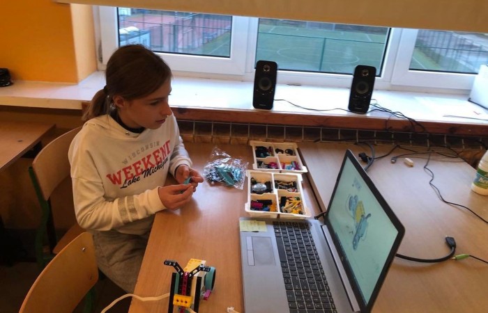 Uczniowie klasy 7 uczestniczą w zajęciach dodatkowych z programowania i robotyki, na których zdobywają kolejne umiejętności i wiedzę w zakresie podstaw konstruowania maszyn i robotyki. Poznają zasady działania robotów dzięki zestawu konstrukcyjnego Lego Spike Prime.

       Szczególną zaletą tych zestawów, którą dostrzegają uczniowie,  jest połączenie znanych i lubianych klocków LEGO z nowoczesnymi czujnikami i silnikami, których montaż i programowanie przy pomocy tabletów stanowi wspaniałą zabawę. Nauka przez zabawę jest przyjemna i skuteczna, a co najważniejsze pokazuje, że zdobywanie wiedzy to pasjonująca przygoda.