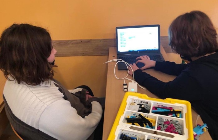 Uczniowie klasy 7 uczestniczą w zajęciach dodatkowych z programowania i robotyki, na których zdobywają kolejne umiejętności i wiedzę w zakresie podstaw konstruowania maszyn i robotyki. Poznają zasady działania robotów dzięki zestawu konstrukcyjnego Lego Spike Prime.

       Szczególną zaletą tych zestawów, którą dostrzegają uczniowie,  jest połączenie znanych i lubianych klocków LEGO z nowoczesnymi czujnikami i silnikami, których montaż i programowanie przy pomocy tabletów stanowi wspaniałą zabawę. Nauka przez zabawę jest przyjemna i skuteczna, a co najważniejsze pokazuje, że zdobywanie wiedzy to pasjonująca przygoda.