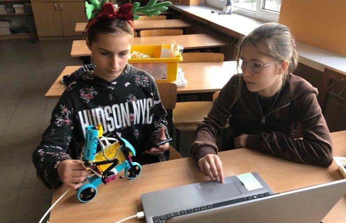 Uczniowie klasy 7 uczestniczą w zajęciach dodatkowych z programowania i robotyki, na których zdobywają kolejne umiejętności i wiedzę w zakresie podstaw konstruowania maszyn i robotyki. Poznają zasady działania robotów dzięki zestawu konstrukcyjnego Lego Spike Prime.

       Szczególną zaletą tych zestawów, którą dostrzegają uczniowie,  jest połączenie znanych i lubianych klocków LEGO z nowoczesnymi czujnikami i silnikami, których montaż i programowanie przy pomocy tabletów stanowi wspaniałą zabawę. Nauka przez zabawę jest przyjemna i skuteczna, a co najważniejsze pokazuje, że zdobywanie wiedzy to pasjonująca przygoda.