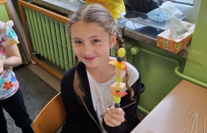 W klasie 2a zrobiło się kolorowo, zdrowo i pysznie. Uczniowie z ogromnym zaangażowaniem przygotowywali owocowe szaszłyki, które zachwycały nie tylko smakiem, ale też wyglądem. Na stołach królowały ulubione owoce dzieci: truskawki, winogrona, banany, kiwi, jabłka i wiele innych. Każdy samodzielnie kroił owoce i tworzył własne, kreatywne kompozycje. To była nie tylko smakowita zabawa, ale również świetna okazja do rozmów o zdrowym odżywianiu oraz nauki współpracy.