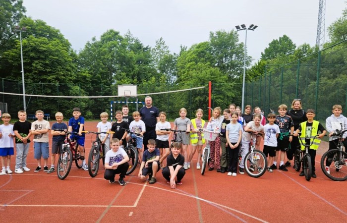 W piątek 06.06.2025 r. w naszej szkole odbył się egzamin na kartę rowerową, w którym wzięli udział uczniowie klas IV i V. Egzamin składał się z części teoretycznej, sprawdzającej znajomość przepisów ruchu drogowego, oraz części praktycznej – jazdy rowerem. Nad przebiegiem egzaminu czuwał zaproszony funkcjonariusz policji asp. szt. Piotr Pawlikowski, który dodatkowo przypomniał uczniom najważniejsze zasady bezpiecznego poruszania się po drogach. Wszyscy uczniowie bardzo dobrze poradzili sobie z zadaniami i z dumą zdobili swoje pierwsze „prawo jazdy” – kartę rowerową. Dziękujemy za opiekę p. Beacie Ziębickiej. 