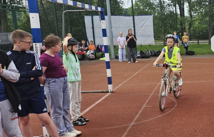 W piątek 06.06.2025 r. w naszej szkole odbył się egzamin na kartę rowerową, w którym wzięli udział uczniowie klas IV i V. Egzamin składał się z części teoretycznej, sprawdzającej znajomość przepisów ruchu drogowego, oraz części praktycznej – jazdy rowerem. Nad przebiegiem egzaminu czuwał zaproszony funkcjonariusz policji asp. szt. Piotr Pawlikowski, który dodatkowo przypomniał uczniom najważniejsze zasady bezpiecznego poruszania się po drogach. Wszyscy uczniowie bardzo dobrze poradzili sobie z zadaniami i z dumą zdobili swoje pierwsze „prawo jazdy” – kartę rowerową. Dziękujemy za opiekę p. Beacie Ziębickiej. 