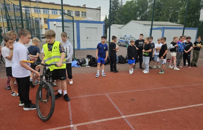 W piątek 06.06.2025 r. w naszej szkole odbył się egzamin na kartę rowerową, w którym wzięli udział uczniowie klas IV i V. Egzamin składał się z części teoretycznej, sprawdzającej znajomość przepisów ruchu drogowego, oraz części praktycznej – jazdy rowerem. Nad przebiegiem egzaminu czuwał zaproszony funkcjonariusz policji asp. szt. Piotr Pawlikowski, który dodatkowo przypomniał uczniom najważniejsze zasady bezpiecznego poruszania się po drogach. Wszyscy uczniowie bardzo dobrze poradzili sobie z zadaniami i z dumą zdobili swoje pierwsze „prawo jazdy” – kartę rowerową. Dziękujemy za opiekę p. Beacie Ziębickiej. 
