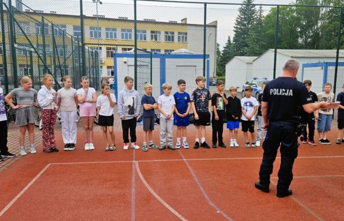 W piątek 06.06.2025 r. w naszej szkole odbył się egzamin na kartę rowerową, w którym wzięli udział uczniowie klas IV i V. Egzamin składał się z części teoretycznej, sprawdzającej znajomość przepisów ruchu drogowego, oraz części praktycznej – jazdy rowerem. Nad przebiegiem egzaminu czuwał zaproszony funkcjonariusz policji asp. szt. Piotr Pawlikowski, który dodatkowo przypomniał uczniom najważniejsze zasady bezpiecznego poruszania się po drogach. Wszyscy uczniowie bardzo dobrze poradzili sobie z zadaniami i z dumą zdobili swoje pierwsze „prawo jazdy” – kartę rowerową. Dziękujemy za opiekę p. Beacie Ziębickiej. 