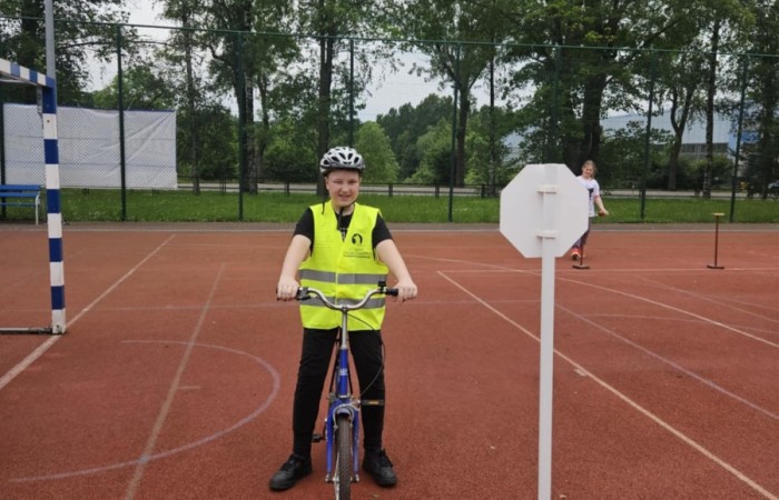 W piątek 06.06.2025 r. w naszej szkole odbył się egzamin na kartę rowerową, w którym wzięli udział uczniowie klas IV i V. Egzamin składał się z części teoretycznej, sprawdzającej znajomość przepisów ruchu drogowego, oraz części praktycznej – jazdy rowerem. Nad przebiegiem egzaminu czuwał zaproszony funkcjonariusz policji asp. szt. Piotr Pawlikowski, który dodatkowo przypomniał uczniom najważniejsze zasady bezpiecznego poruszania się po drogach. Wszyscy uczniowie bardzo dobrze poradzili sobie z zadaniami i z dumą zdobili swoje pierwsze „prawo jazdy” – kartę rowerową. Dziękujemy za opiekę p. Beacie Ziębickiej. 