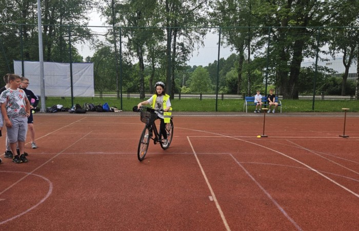 W piątek 06.06.2025 r. w naszej szkole odbył się egzamin na kartę rowerową, w którym wzięli udział uczniowie klas IV i V. Egzamin składał się z części teoretycznej, sprawdzającej znajomość przepisów ruchu drogowego, oraz części praktycznej – jazdy rowerem. Nad przebiegiem egzaminu czuwał zaproszony funkcjonariusz policji asp. szt. Piotr Pawlikowski, który dodatkowo przypomniał uczniom najważniejsze zasady bezpiecznego poruszania się po drogach. Wszyscy uczniowie bardzo dobrze poradzili sobie z zadaniami i z dumą zdobili swoje pierwsze „prawo jazdy” – kartę rowerową. Dziękujemy za opiekę p. Beacie Ziębickiej. 