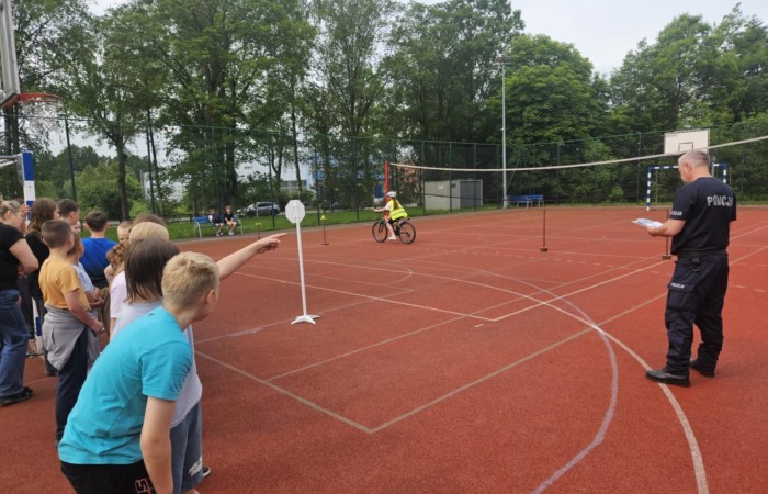 W piątek 06.06.2025 r. w naszej szkole odbył się egzamin na kartę rowerową, w którym wzięli udział uczniowie klas IV i V. Egzamin składał się z części teoretycznej, sprawdzającej znajomość przepisów ruchu drogowego, oraz części praktycznej – jazdy rowerem. Nad przebiegiem egzaminu czuwał zaproszony funkcjonariusz policji asp. szt. Piotr Pawlikowski, który dodatkowo przypomniał uczniom najważniejsze zasady bezpiecznego poruszania się po drogach. Wszyscy uczniowie bardzo dobrze poradzili sobie z zadaniami i z dumą zdobili swoje pierwsze „prawo jazdy” – kartę rowerową. Dziękujemy za opiekę p. Beacie Ziębickiej. 