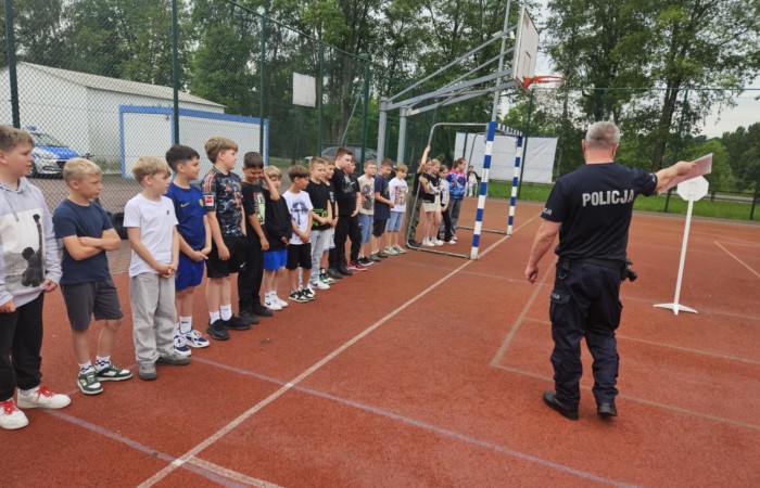 W piątek 06.06.2025 r. w naszej szkole odbył się egzamin na kartę rowerową, w którym wzięli udział uczniowie klas IV i V. Egzamin składał się z części teoretycznej, sprawdzającej znajomość przepisów ruchu drogowego, oraz części praktycznej – jazdy rowerem. Nad przebiegiem egzaminu czuwał zaproszony funkcjonariusz policji asp. szt. Piotr Pawlikowski, który dodatkowo przypomniał uczniom najważniejsze zasady bezpiecznego poruszania się po drogach. Wszyscy uczniowie bardzo dobrze poradzili sobie z zadaniami i z dumą zdobili swoje pierwsze „prawo jazdy” – kartę rowerową. Dziękujemy za opiekę p. Beacie Ziębickiej. 