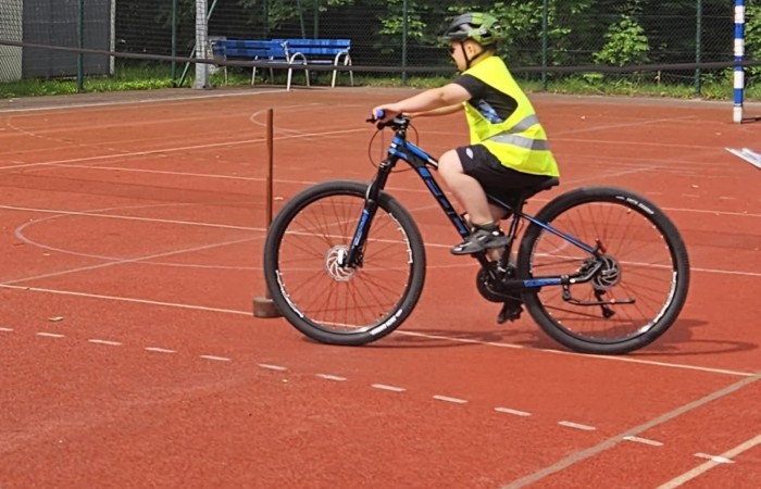 W piątek 06.06.2025 r. w naszej szkole odbył się egzamin na kartę rowerową, w którym wzięli udział uczniowie klas IV i V. Egzamin składał się z części teoretycznej, sprawdzającej znajomość przepisów ruchu drogowego, oraz części praktycznej – jazdy rowerem. Nad przebiegiem egzaminu czuwał zaproszony funkcjonariusz policji asp. szt. Piotr Pawlikowski, który dodatkowo przypomniał uczniom najważniejsze zasady bezpiecznego poruszania się po drogach. Wszyscy uczniowie bardzo dobrze poradzili sobie z zadaniami i z dumą zdobili swoje pierwsze „prawo jazdy” – kartę rowerową. Dziękujemy za opiekę p. Beacie Ziębickiej. 