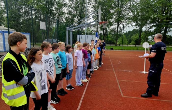 W piątek 06.06.2025 r. w naszej szkole odbył się egzamin na kartę rowerową, w którym wzięli udział uczniowie klas IV i V. Egzamin składał się z części teoretycznej, sprawdzającej znajomość przepisów ruchu drogowego, oraz części praktycznej – jazdy rowerem. Nad przebiegiem egzaminu czuwał zaproszony funkcjonariusz policji asp. szt. Piotr Pawlikowski, który dodatkowo przypomniał uczniom najważniejsze zasady bezpiecznego poruszania się po drogach. Wszyscy uczniowie bardzo dobrze poradzili sobie z zadaniami i z dumą zdobili swoje pierwsze „prawo jazdy” – kartę rowerową. Dziękujemy za opiekę p. Beacie Ziębickiej. 