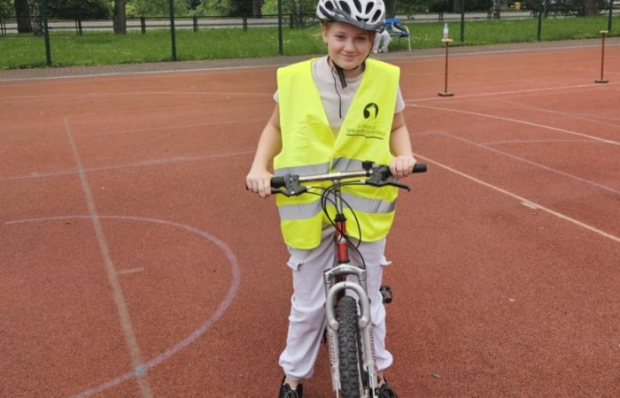 W piątek 06.06.2025 r. w naszej szkole odbył się egzamin na kartę rowerową, w którym wzięli udział uczniowie klas IV i V. Egzamin składał się z części teoretycznej, sprawdzającej znajomość przepisów ruchu drogowego, oraz części praktycznej – jazdy rowerem. Nad przebiegiem egzaminu czuwał zaproszony funkcjonariusz policji asp. szt. Piotr Pawlikowski, który dodatkowo przypomniał uczniom najważniejsze zasady bezpiecznego poruszania się po drogach. Wszyscy uczniowie bardzo dobrze poradzili sobie z zadaniami i z dumą zdobili swoje pierwsze „prawo jazdy” – kartę rowerową. Dziękujemy za opiekę p. Beacie Ziębickiej. 