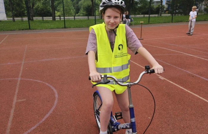 W piątek 06.06.2025 r. w naszej szkole odbył się egzamin na kartę rowerową, w którym wzięli udział uczniowie klas IV i V. Egzamin składał się z części teoretycznej, sprawdzającej znajomość przepisów ruchu drogowego, oraz części praktycznej – jazdy rowerem. Nad przebiegiem egzaminu czuwał zaproszony funkcjonariusz policji asp. szt. Piotr Pawlikowski, który dodatkowo przypomniał uczniom najważniejsze zasady bezpiecznego poruszania się po drogach. Wszyscy uczniowie bardzo dobrze poradzili sobie z zadaniami i z dumą zdobili swoje pierwsze „prawo jazdy” – kartę rowerową. Dziękujemy za opiekę p. Beacie Ziębickiej. 