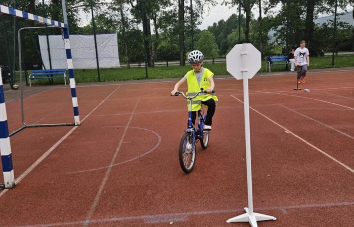 W piątek 06.06.2025 r. w naszej szkole odbył się egzamin na kartę rowerową, w którym wzięli udział uczniowie klas IV i V. Egzamin składał się z części teoretycznej, sprawdzającej znajomość przepisów ruchu drogowego, oraz części praktycznej – jazdy rowerem. Nad przebiegiem egzaminu czuwał zaproszony funkcjonariusz policji asp. szt. Piotr Pawlikowski, który dodatkowo przypomniał uczniom najważniejsze zasady bezpiecznego poruszania się po drogach. Wszyscy uczniowie bardzo dobrze poradzili sobie z zadaniami i z dumą zdobili swoje pierwsze „prawo jazdy” – kartę rowerową. Dziękujemy za opiekę p. Beacie Ziębickiej. 
