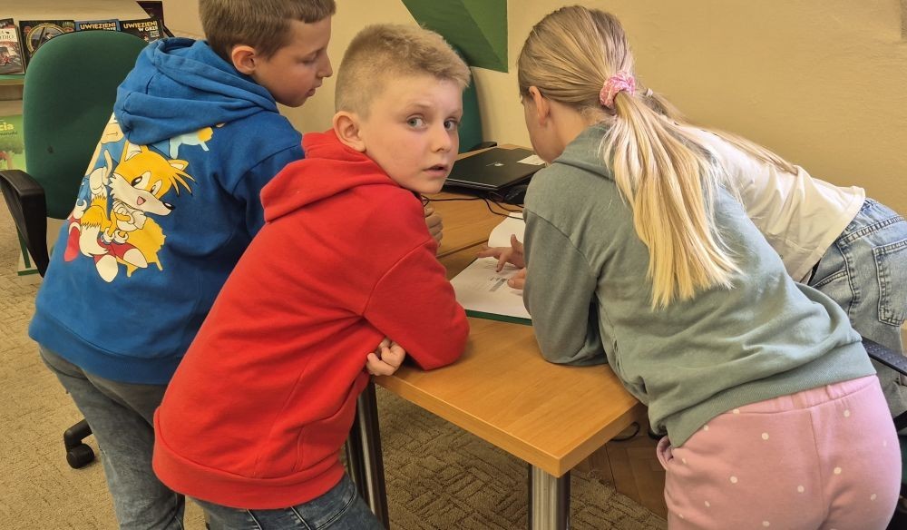 Uczniowie klasy 2B odwiedzili Bibliotekę Publiczną w Pasłęku, gdzie czekała na nich prawdziwa detektywistyczna przygoda z bohaterem znanej lektury – Detektywem Pozytywką.
Dzieci sprawdziły swoją znajomość książki, poznały ciekawostki o autorze – Grzegorzu Kasdepke, a także wzięły udział w quizach i zadaniach zespołowych. Przez chwilę mogły poczuć się jak prawdziwi detektywi – wykazując się nie tylko sprytem i spostrzegawczością, ale też świetną kondycją. Po dniu pełnym wrażeń przyszedł czas na słodki finał – wspólne wyjście na pyszne lody.
Kto wie, może wśród uczniów rosną przyszli następcy detektywa Pozytywki? Jedno jest pewne – pojawili się entuzjastyczni i zaangażowani miłośnicy książek.
