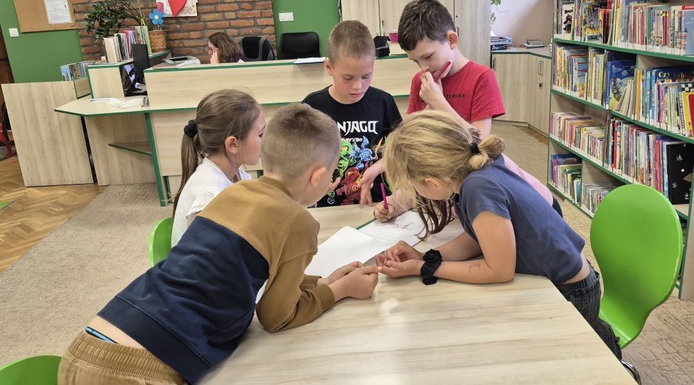Uczniowie klasy 2B odwiedzili Bibliotekę Publiczną w Pasłęku, gdzie czekała na nich prawdziwa detektywistyczna przygoda z bohaterem znanej lektury – Detektywem Pozytywką.
Dzieci sprawdziły swoją znajomość książki, poznały ciekawostki o autorze – Grzegorzu Kasdepke, a także wzięły udział w quizach i zadaniach zespołowych. Przez chwilę mogły poczuć się jak prawdziwi detektywi – wykazując się nie tylko sprytem i spostrzegawczością, ale też świetną kondycją. Po dniu pełnym wrażeń przyszedł czas na słodki finał – wspólne wyjście na pyszne lody.
Kto wie, może wśród uczniów rosną przyszli następcy detektywa Pozytywki? Jedno jest pewne – pojawili się entuzjastyczni i zaangażowani miłośnicy książek.

