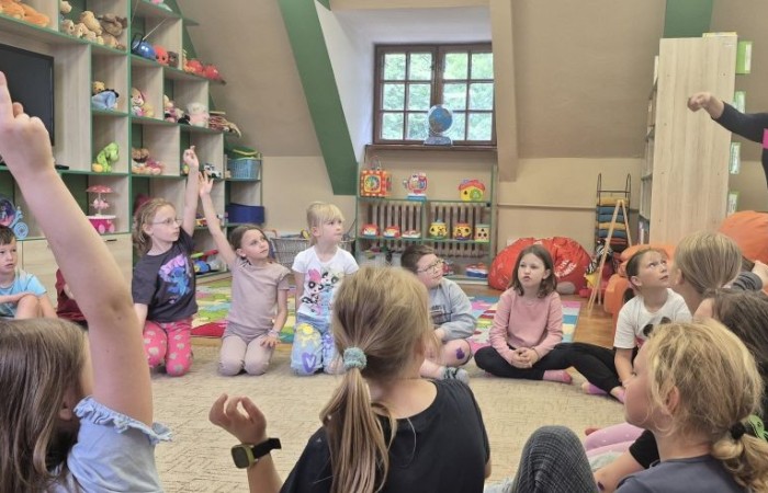 Uczniowie klasy 2B odwiedzili Bibliotekę Publiczną w Pasłęku, gdzie czekała na nich prawdziwa detektywistyczna przygoda z bohaterem znanej lektury – Detektywem Pozytywką.
Dzieci sprawdziły swoją znajomość książki, poznały ciekawostki o autorze – Grzegorzu Kasdepke, a także wzięły udział w quizach i zadaniach zespołowych. Przez chwilę mogły poczuć się jak prawdziwi detektywi – wykazując się nie tylko sprytem i spostrzegawczością, ale też świetną kondycją. Po dniu pełnym wrażeń przyszedł czas na słodki finał – wspólne wyjście na pyszne lody.
Kto wie, może wśród uczniów rosną przyszli następcy detektywa Pozytywki? Jedno jest pewne – pojawili się entuzjastyczni i zaangażowani miłośnicy książek.
