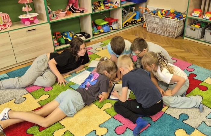 Uczniowie klasy 2B odwiedzili Bibliotekę Publiczną w Pasłęku, gdzie czekała na nich prawdziwa detektywistyczna przygoda z bohaterem znanej lektury – Detektywem Pozytywką.
Dzieci sprawdziły swoją znajomość książki, poznały ciekawostki o autorze – Grzegorzu Kasdepke, a także wzięły udział w quizach i zadaniach zespołowych. Przez chwilę mogły poczuć się jak prawdziwi detektywi – wykazując się nie tylko sprytem i spostrzegawczością, ale też świetną kondycją. Po dniu pełnym wrażeń przyszedł czas na słodki finał – wspólne wyjście na pyszne lody.
Kto wie, może wśród uczniów rosną przyszli następcy detektywa Pozytywki? Jedno jest pewne – pojawili się entuzjastyczni i zaangażowani miłośnicy książek.
